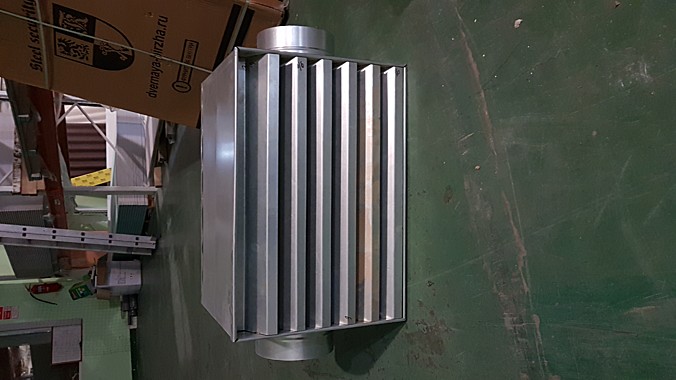 Воздухоприемник для вентиляции под трубы  200х200 с сеткой 